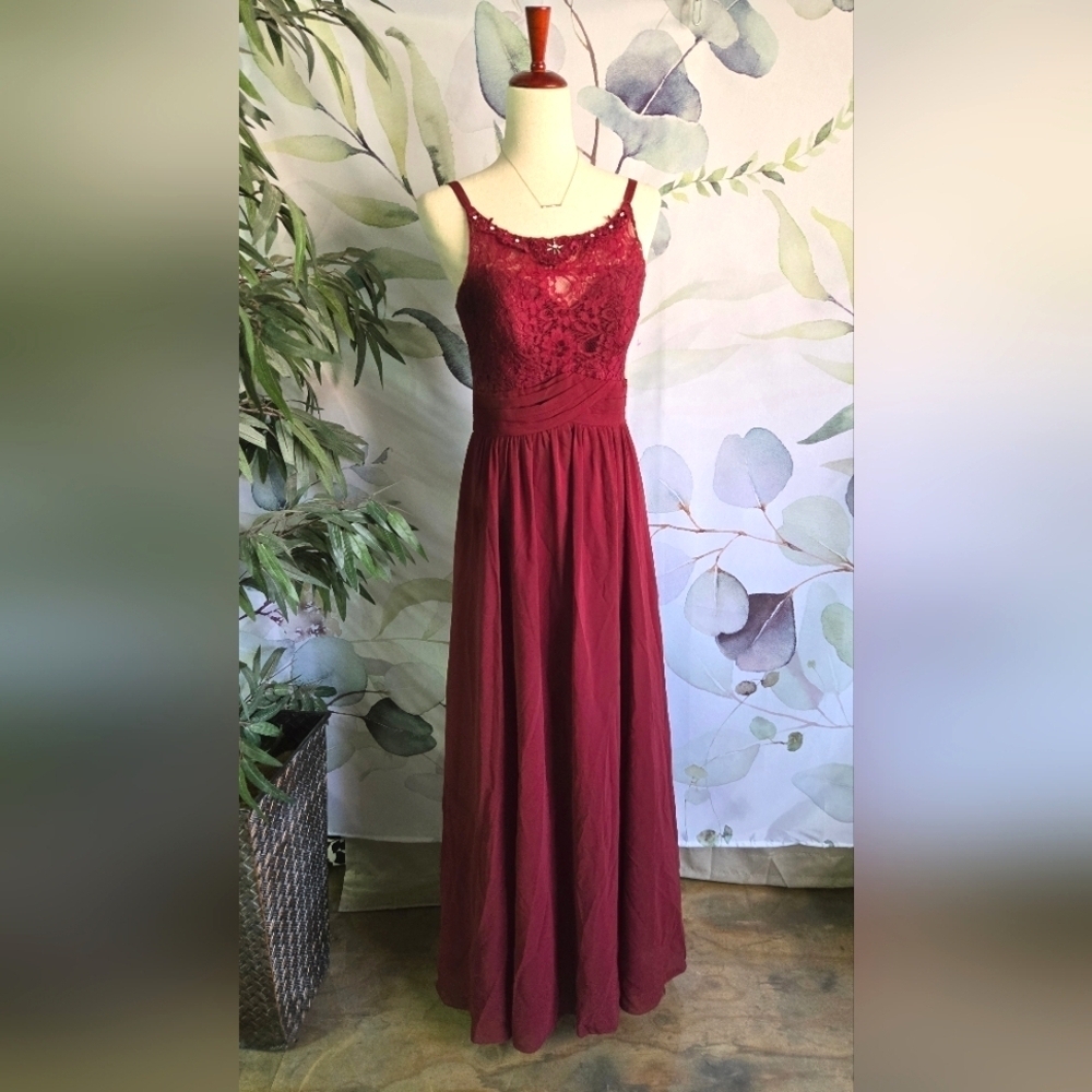 STAR BOX | Lace Up Formal Gown in Burgandy sz M